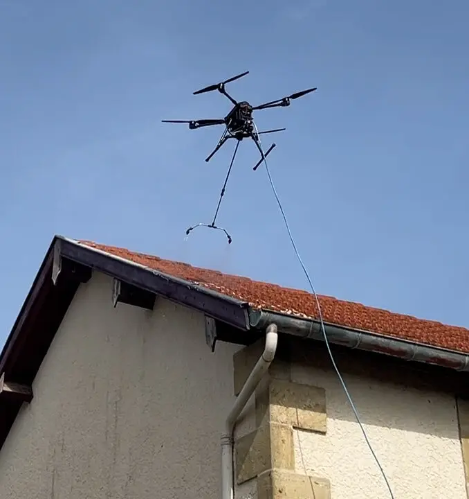 Nettoyage de toiture par drone